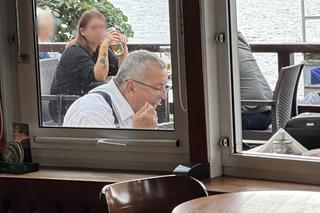 Minister Adamczyk podpisał umowę i poszedł na rybkę