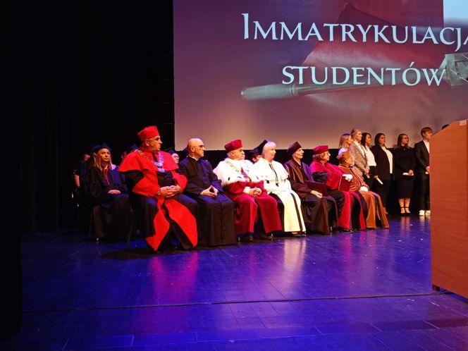 Podczas uroczystej ceremonii inauguracji nowego roku akademickiego 2024/2025 odbyła się tradycyjna immatrykulacja studentów i studentek pierwszego roku.