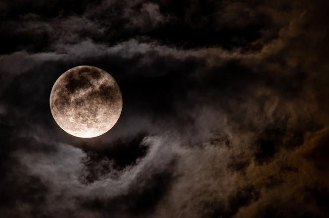 Wilcza Pełnia księżyca 18.01.2022. Księżyc zajrzy do naszych domów i pomiesza w życiu! 