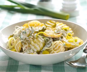 Sałatka z pora i ziemniaków z ogórkami konsewowymi