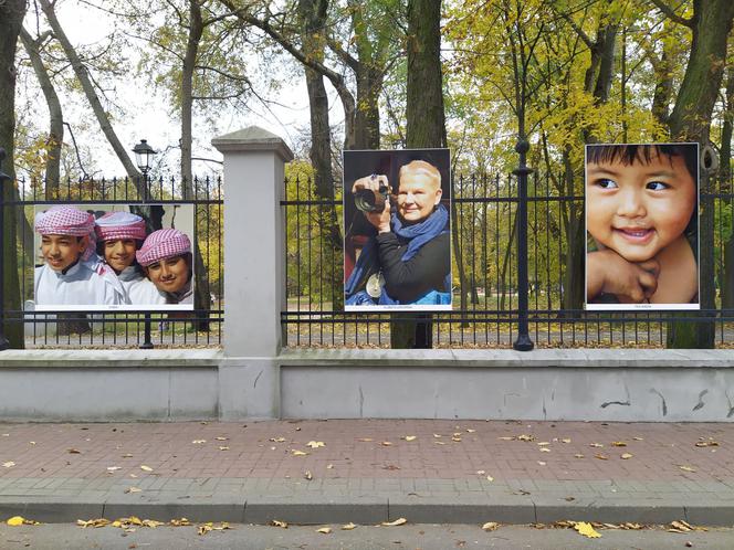 Wystawę plenerową zdjęć Elżbiety Dzikowskiej pt. Uśmiech świata można oglądać w Siedlcach do 4 listopada