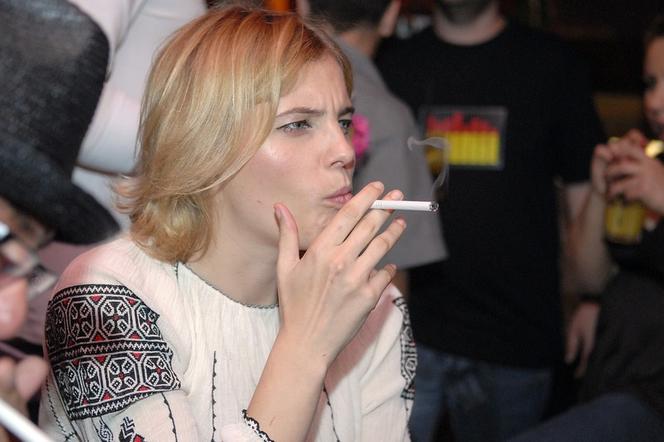 Ania Dąbrowska z papierosem