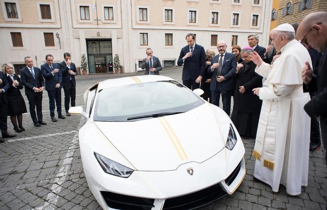 Papież Franciszek otrzymał Lamborghini Huracan