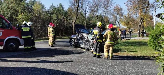 Miedźno: Nissan uderzył w autobus z dziećmi. Kierowca uciekał przed policją [ZDJĘCIA]