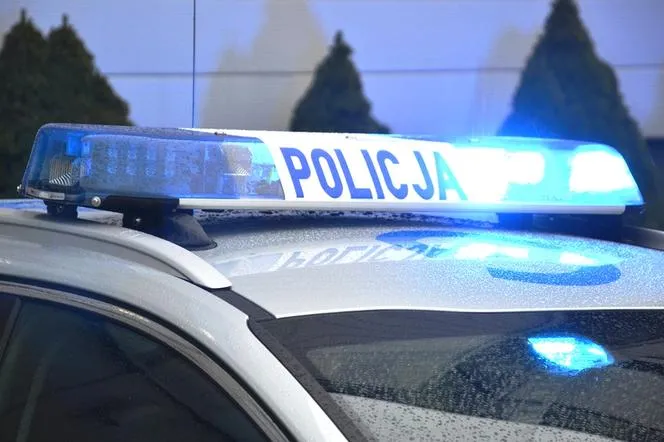 Potrącenie za potrąceniem. W Landku 65-latka wjechała w policjanta. Trafił do szpitala