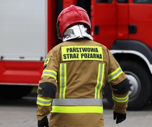 Chwalimie. Tragiczny pożar domu jednorodzinnego. Nie żyje 36-latek, jego mamę zabrała karetka [ZDJĘCIA].