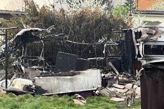 Koszmarny finał pożaru przyczepy w Lipnie. Piotr nie żyje, Jan oskarżony o podpalenie