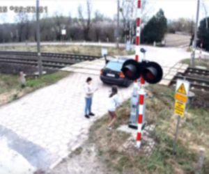 O krok od tragedii. Samochód zepsuł się im na przejeździe. LIczyły się sekundy