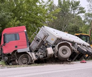 Makabra na drodze pod Grójcem. Osobowe suzuki czołowo zderzyło się z ciężarówką