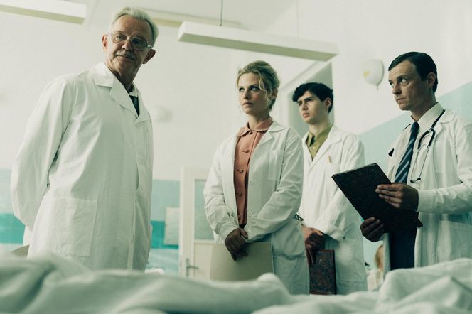 Czarna śmierć. Weronika Przybysz (Anna Karczmarczyk), dr Andrzej Zajdler (Cezary Pazura)