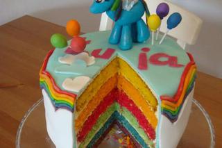 Tęczowy tort urodzinowy dla dziecka