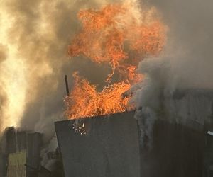 Pożar bazaru Różyckiego. Kłęby dymu nad historycznym targowiskiem