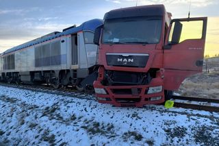 Dramat na torach. Tir wjechał w pociąg. Poważne utrudnienia