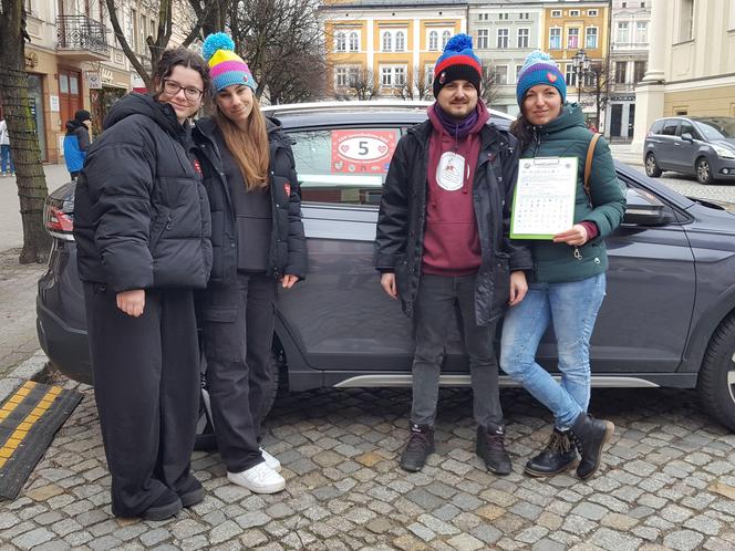 Z Rynku w Lesznie wystartował Rajd WOŚP. To najstarszy taki rajd w Polsce grający dla Orkiestry