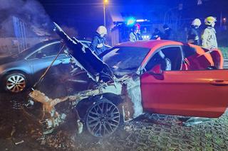 Luksusowy samochód stanął w płomieniach! Nocna akcja strażaków pod Bydgoszczą [ZDJĘCIA]