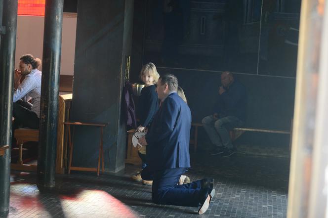 Jacek Kurski z rodziną święci pokarmy w kościele