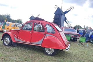 Klasyczne auta pod wiatrakami w Osiecznej