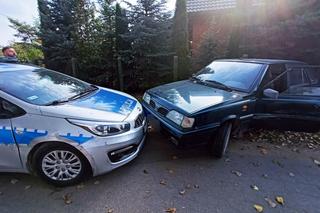 Pijany kierowca poloneza potrącił policjanta, a potem DWA razy zderzył się z radiowozem