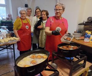 W Leszczyńskim Banku Żywności od rana smażą pączki [ZDJĘCIA]