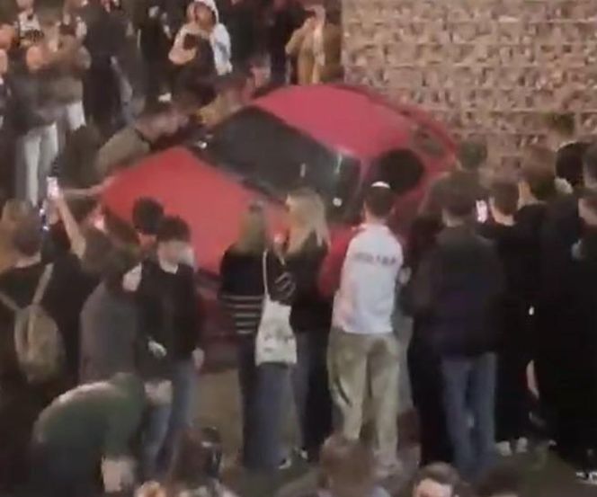 Zdewastowali auto na juwenaliach Politechniki Łódzkiej. Właścicielka szuka świadków