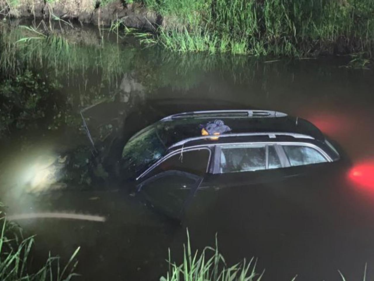 Wyleciał z drogi i skończył w rzece. Kierowcy BMW zabrakło wyobraźni - ZDJĘCIA