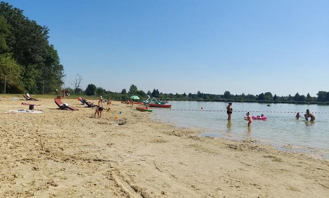 Zamościanie korzystają z ostatnich dni wakacji nad  zamojskim zalewem