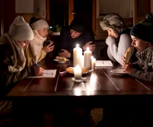 Huraganowy wiatr niszczy linie energetyczne w Mazowieckiem! Ile osób nie ma prądu?