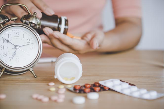 Czym nie popijać leków? Lista niedozwolonych produktów