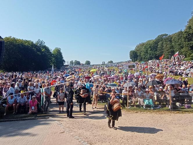   Tłumy pielgrzymów w Gietrzwałdzie. Trwa odpust i dożynki archidecezjalne. Zobacz zdjęcia