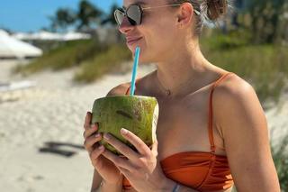 Magda Linette kusi wdziękami na plaży. Jej zdjęcia w bikini są gorące jak australijskie słońce, roztopią twoje zmysły