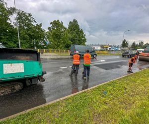 Robotnicy pracują w ulewę