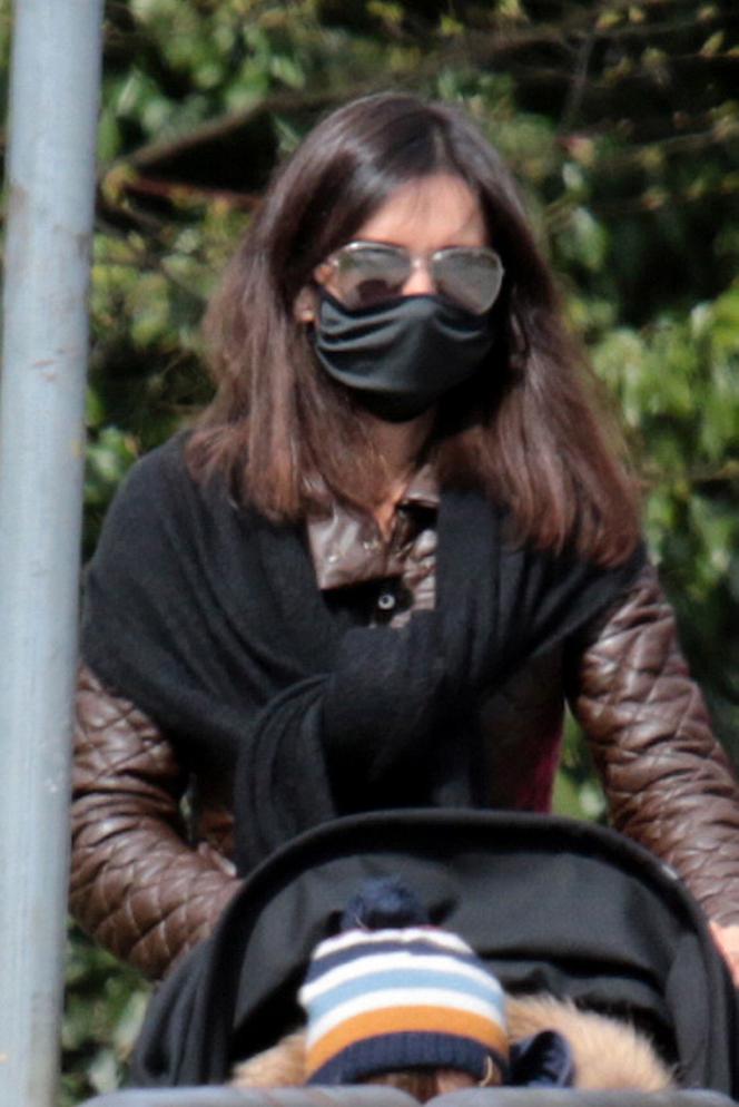 Marta Kaczyńska modna w dobie koronawirusa. Tak spaceruje z dziećmi [ZDJĘCIA]