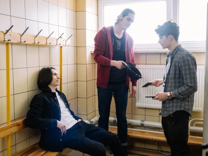 Na Wspólnej, odc. 3279: Janek (Bartłomiej Kraszewski), Słowik (Maksymilian Piotrowski), Antek Tomkiewicz (Jakub Jankiewicz)