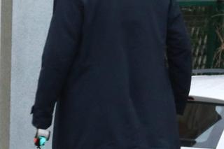 Czesław Michniewicz na spacerze z psem