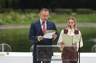 Pierwsze Narodowe Czytanie z Martą Nawrocką. Zadała szyku nietypową stylizacją! 