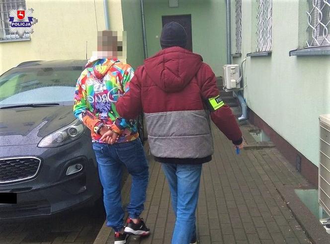 Nakrył się ręcznikiem i wszedł do wanny