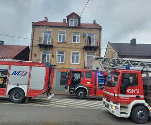 Pożar w kamienicy przy Iłżeckie w Starchowicach! W niedzielny poranek służby w akcji