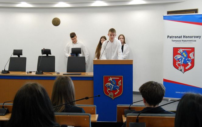 Młodzież z siedleckiej "Szóstki" debatowała w magistracie z przedstawicielami innych siedleckich szkół