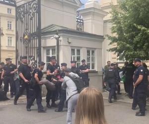 Rektor UW wezwał policję. Mundurowi wynieśli protestujących studentów