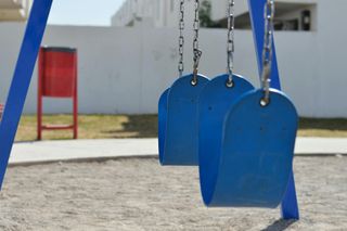 Połamane huśtawki i metalowe ogrodzenie  w Poznaniu. Dzieci bez wejścia na plac zabaw