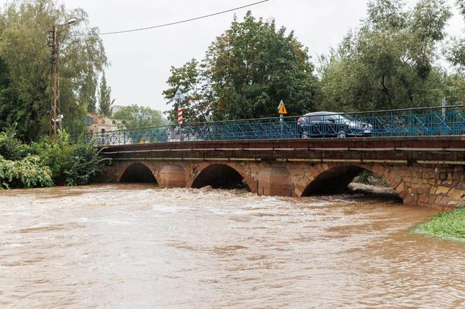 Dolny Śląsk pod wodą. Przybywa wody w Kaczawie. Droga na Złotoryję zalana