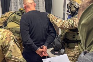 Spektakularna akcja na Pradze Północ i Żoliborzu. Policja uderza w narkotykowy biznes. Zobacz, co znaleziono w ich kryjówkach!