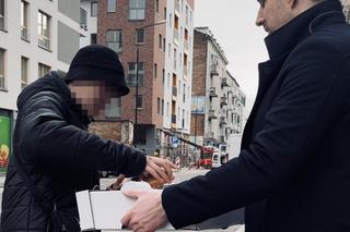 Gigantyczne kolejki po słodkości. Politycy z pączkami na ulicy. Tak wygądał tłusty czwartek w Warszawie