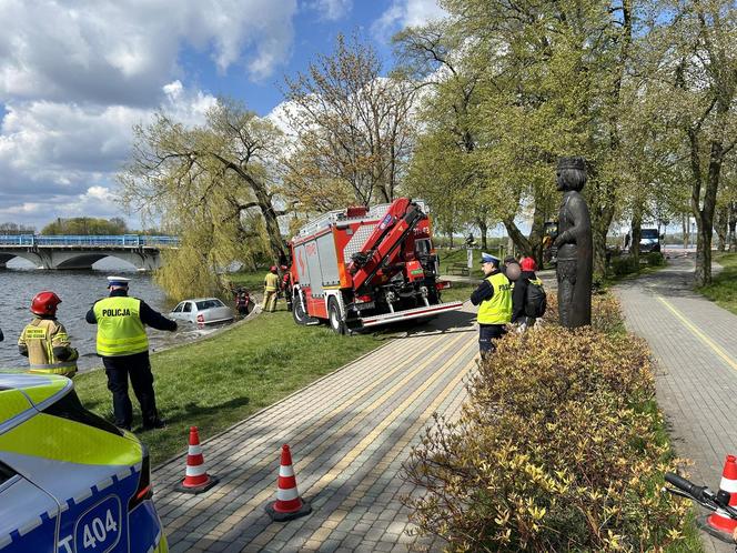 Samochód dryfował w jeziorze. Policja szukała właściciela