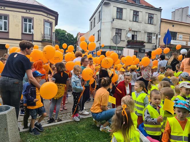 Pomarańczowe balony przeciw przemocy w Przeworsku