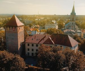 Miasto Pokoju leży godzinę od Krakowa. Przyciąga turystów z całego świata