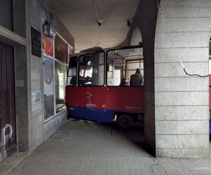 Bydgoszcz. Tramwaj wykoleił się i uderzył w budynek. Ogromne utrudnienia w ruchu [ZDJĘCIA]. 