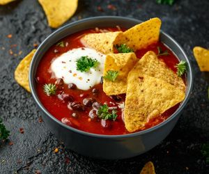 Meksykańska zupa, która zachwyca bogactwem barw i smaków. Idealna propozycja na rozgrzewający posiłek z nutką egzotyki