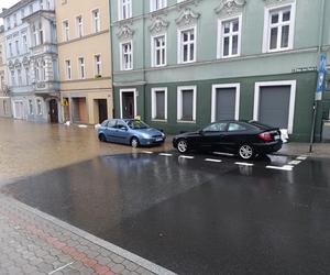 Zagrożenie powodziowe. Głuchołazy. Woda przelała się przez wały. Zalewa miasto