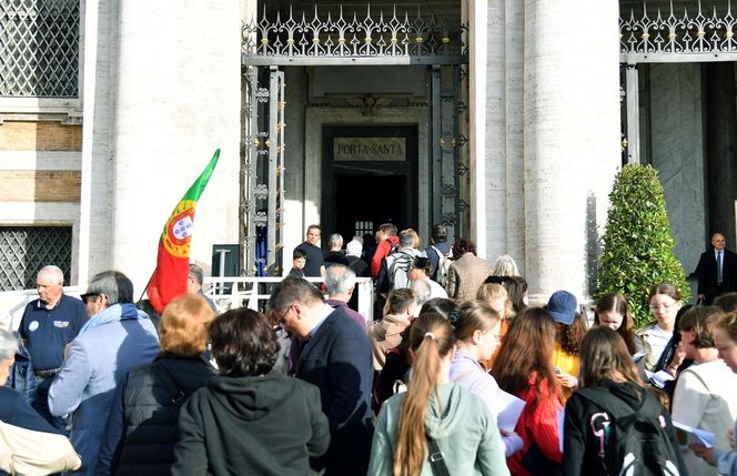 Wierni odwiedzają grób papieża Franciszka